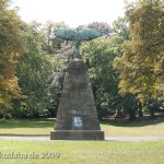 Lilienthal-Denkmal von Peter Christian Breuer von 1914 in Berlin-Steglitz, Gesamtansicht der Rückseite