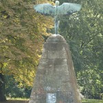 Lilienthal-Denkmal von Peter Christian Breuer von 1914 in Berlin-Steglitz, Gesamtansicht der Rückseite