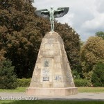 Lilienthal-Denkmal von Peter Christian Breuer von 1914 in Berlin-Steglitz, Gesamtansicht der Vorderseite