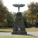 Lilienthal-Denkmal von Peter Christian Breuer von 1914 in Berlin-Steglitz, Gesamtansicht der Rückseite