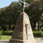 Lilienthal-Denkmal von Peter Christian Breuer von 1914 in Berlin-Steglitz, Gesamtansicht der Vorderseite