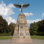 Lilienthal-Denkmal von Peter Christian Breuer von 1914 in Berlin-Steglitz, Gesamtansicht der Vorderseite