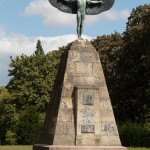 Lilienthal-Denkmal von Peter Christian Breuer von 1914 in Berlin-Steglitz, Gesamtansicht der Vorderseite