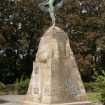 Lilienthal-Denkmal von Peter Christian Breuer von 1914 in Berlin-Steglitz, Seitenansicht