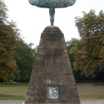 Lilienthal-Denkmal von Peter Christian Breuer von 1914 in Berlin-Steglitz, Gesamtansicht der Rückseite
