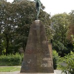 Lilienthal-Denkmal von Peter Christian Breuer von 1914 in Berlin-Steglitz, Seitenansicht