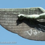 Lilienthal-Denkmal von Peter Christian Breuer von 1914 in Berlin-Steglitz, Detailansicht der Ikarus-Skulptur