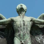 Lilienthal-Denkmal von Peter Christian Breuer von 1914 in Berlin-Steglitz, Detailansicht der Ikarus-Skulptur