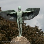 Lilienthal-Denkmal von Peter Christian Breuer von 1914 in Berlin-Steglitz, Detailansicht der Ikarus-Skulptur