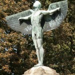 Lilienthal-Denkmal von Peter Christian Breuer von 1914 in Berlin-Steglitz, Detailansicht der Ikarus-Skulptur