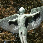 Lilienthal-Denkmal von Peter Christian Breuer von 1914 in Berlin-Steglitz, Detailansicht der Ikarus-Skulptur