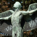Lilienthal-Denkmal von Peter Christian Breuer von 1914 in Berlin-Steglitz, Detailansicht der Ikarus-Skulptur