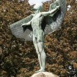 Lilienthal-Denkmal von Peter Christian Breuer von 1914 in Berlin-Steglitz, Detailansicht der Ikarus-Skulptur