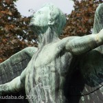 Lilienthal-Denkmal von Peter Christian Breuer von 1914 in Berlin-Steglitz, Detailansicht der Ikarus-Skulptur
