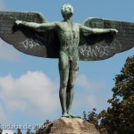 Lilienthal-Denkmal von Peter Christian Breuer von 1914 in Berlin-Steglitz, Detailansicht der Ikarus-Skulptur