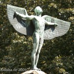 Lilienthal-Denkmal von Peter Christian Breuer von 1914 in Berlin-Steglitz, Detailansicht der Ikarus-Skulptur
