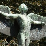 Lilienthal-Denkmal von Peter Christian Breuer von 1914 in Berlin-Steglitz, Detailansicht der Ikarus-Skulptur