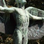 Lilienthal-Denkmal von Peter Christian Breuer von 1914 in Berlin-Steglitz, Detailansicht der Ikarus-Skulptur