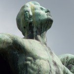 Lilienthal-Denkmal von Peter Christian Breuer von 1914 in Berlin-Steglitz, Detailansicht der Ikarus-Skulptur
