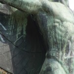 Lilienthal-Denkmal von Peter Christian Breuer von 1914 in Berlin-Steglitz, Detailansicht der Ikarus-Skulptur