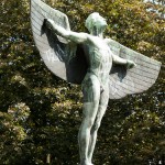 Lilienthal-Denkmal von Peter Christian Breuer von 1914 in Berlin-Steglitz, Detailansicht der Ikarus-Skulptur