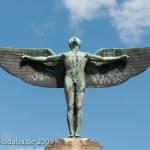 Lilienthal-Denkmal von Peter Christian Breuer von 1914 in Berlin-Steglitz, Detailansicht der Ikarus-Skulptur