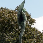 Lilienthal-Denkmal von Peter Christian Breuer von 1914 in Berlin-Steglitz, Detailansicht der Ikarus-Skulptur