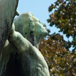 Lilienthal-Denkmal von Peter Christian Breuer von 1914 in Berlin-Steglitz, Detailansicht der Ikarus-Skulptur