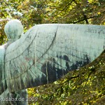 Lilienthal-Denkmal von Peter Christian Breuer von 1914 in Berlin-Steglitz, Detailansicht der Ikarus-Skulptur