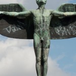 Lilienthal-Denkmal von Peter Christian Breuer von 1914 in Berlin-Steglitz, Detailansicht der Ikarus-Skulptur