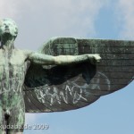 Lilienthal-Denkmal von Peter Christian Breuer von 1914 in Berlin-Steglitz, Detailansicht der Ikarus-Skulptur