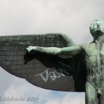 Lilienthal-Denkmal von Peter Christian Breuer von 1914 in Berlin-Steglitz, Detailansicht der Ikarus-Skulptur