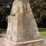 Lilienthal-Denkmal von Peter Christian Breuer von 1914 in Berlin-Steglitz, Detailansicht vom Sockel