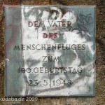 Lilienthal-Denkmal von Peter Christian Breuer von 1914 in Berlin-Steglitz, Detailansicht vom Sockel
