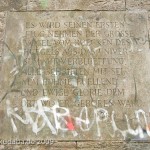 Lilienthal-Denkmal von Peter Christian Breuer von 1914 in Berlin-Steglitz, Detailansicht vom Sockel