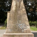 Lilienthal-Denkmal von Peter Christian Breuer von 1914 in Berlin-Steglitz, Detailansicht vom Sockel