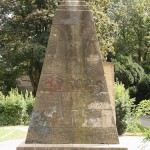 Lilienthal-Denkmal von Peter Christian Breuer von 1914 in Berlin-Steglitz, Detailansicht vom Sockel