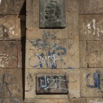 Lilienthal-Denkmal von Peter Christian Breuer von 1914 in Berlin-Steglitz, Detailansicht vom Sockel