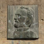 Lilienthal-Denkmal von Peter Christian Breuer von 1914 in Berlin-Steglitz, Detailansicht vom Sockel mit Profilrelief von Otto von Lilienthal