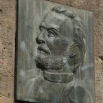 Lilienthal-Denkmal von Peter Christian Breuer von 1914 in Berlin-Steglitz, Detailansicht vom Sockel mit Profilrelief von Otto von Lilienthal