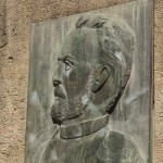 Lilienthal-Denkmal von Peter Christian Breuer von 1914 in Berlin-Steglitz, Detailansicht vom Sockel mit Profilrelief von Otto von Lilienthal