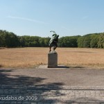 Bronzeskulptur "Ringergruppe" im Volkspark Rehberge in Berlin-Wedding von Wilhelm Haverkamp von 1906, Gesamtansicht mit dem Volkspark Rehberge im Hintergrund