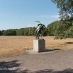 Bronzeskulptur "Ringergruppe" im Volkspark Rehberge in Berlin-Wedding von Wilhelm Haverkamp von 1906, Gesamtansicht mit dem Volkspark Rehberge im Hintergrund