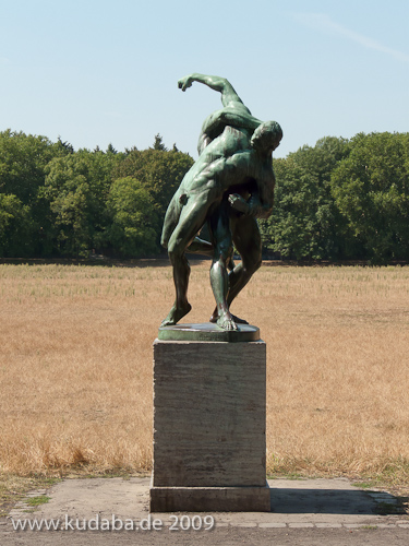 Bronzeskulptur "Ringergruppe" im Volkspark Rehberge in Berlin-Wedding von Wilhelm Haverkamp von 1906, Gesamtansicht