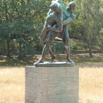 Bronzeskulptur "Ringergruppe" im Volkspark Rehberge in Berlin-Wedding von Wilhelm Haverkamp von 1906, Gesamtansicht