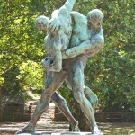 Bronzeskulptur "Ringergruppe" im Volkspark Rehberge in Berlin-Wedding von Wilhelm Haverkamp von 1906, Gesamtansicht