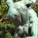 Bronzeskulptur "Ringergruppe" im Volkspark Rehberge in Berlin-Wedding von Wilhelm Haverkamp von 1906, Detailansicht eines Rückens