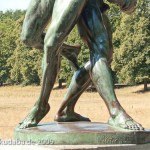 Bronzeskulptur "Ringergruppe" im Volkspark Rehberge in Berlin-Wedding von Wilhelm Haverkamp von 1906, Detailansicht der Beine