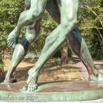 Bronzeskulptur "Ringergruppe" im Volkspark Rehberge in Berlin-Wedding von Wilhelm Haverkamp von 1906, Detailansicht der Beine