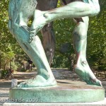 Bronzeskulptur "Ringergruppe" im Volkspark Rehberge in Berlin-Wedding von Wilhelm Haverkamp von 1906, Detailansicht der Beine